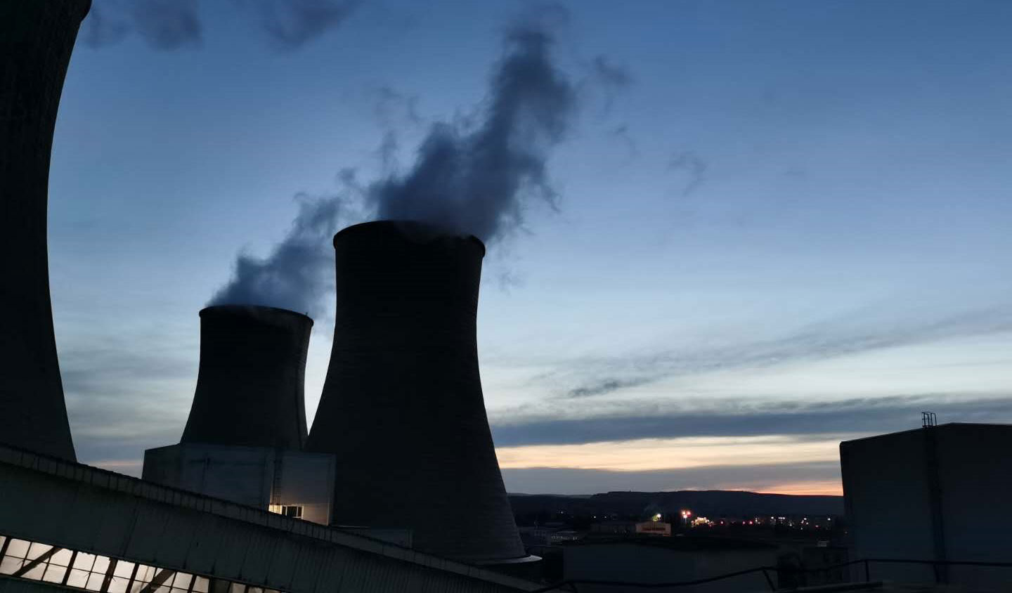 Nocny widok elektrowni węglowej